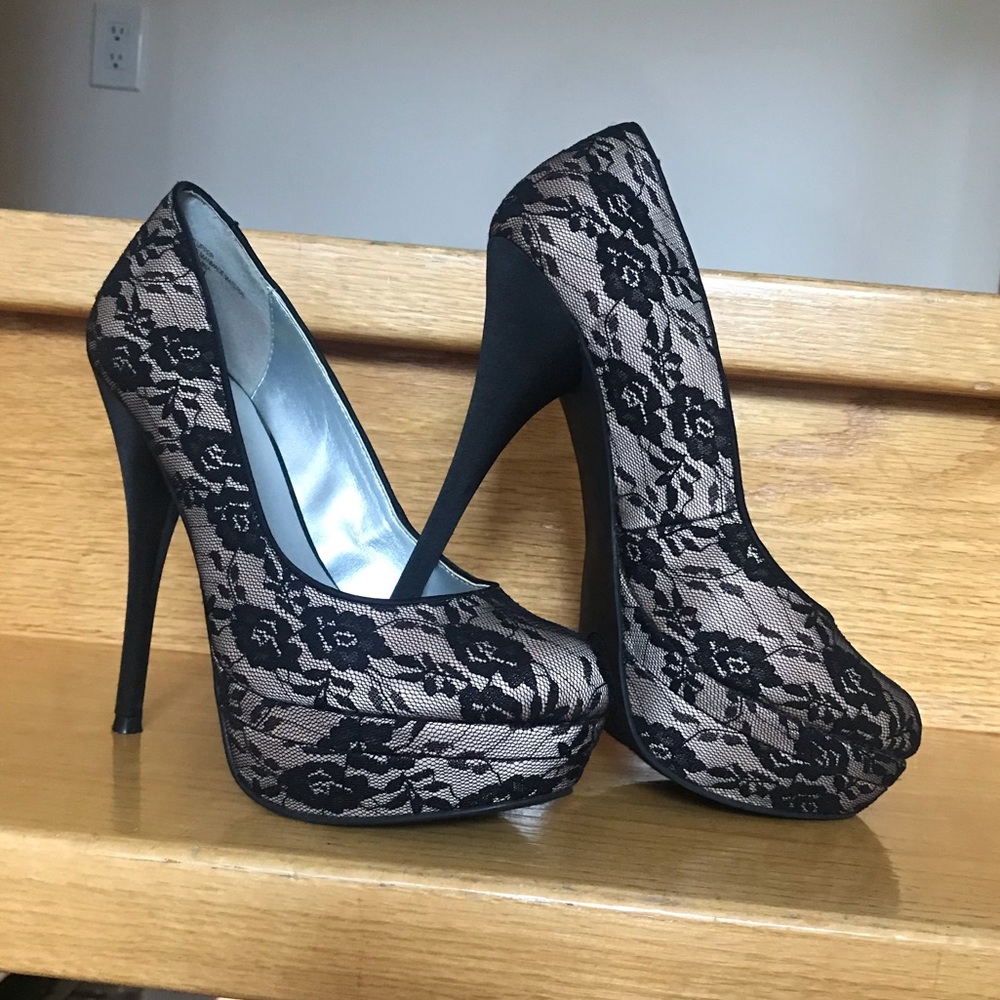 Black lace heels / pumps